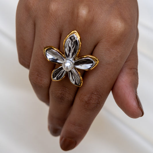 Two Tone Daisy Ring